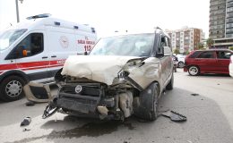 Feci Kazada Sürücüler Yaralandı