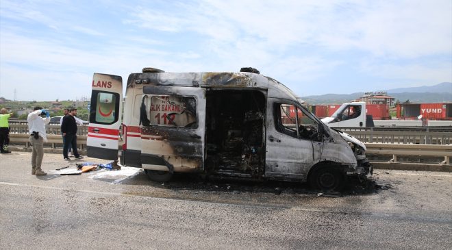 Hatay’da seyir halindeki ambulansta yangın çıktı