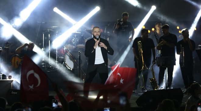 Hatay’da Gençlik Festivali’nde şarkıcı Berkay konser verdi